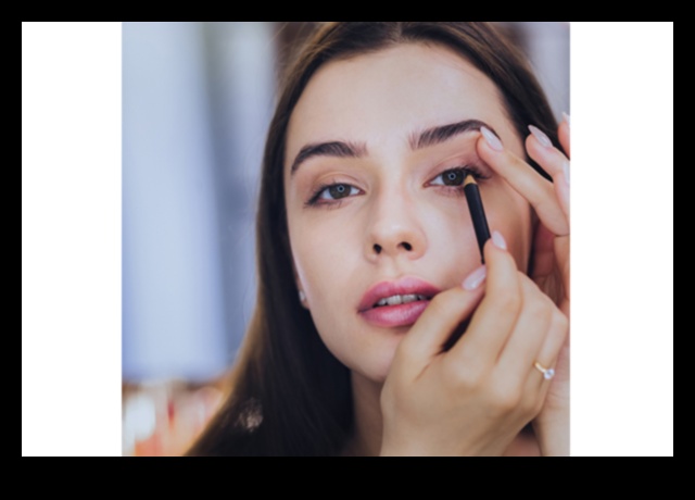 من المكتب إلى العشاء: تحويل مظهر مكياجك الطبيعي إلى مظهر مسائي ساحر