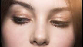 من المكتب إلى العشاء: تحويل مظهر مكياجك الطبيعي إلى مظهر مسائي ساحر