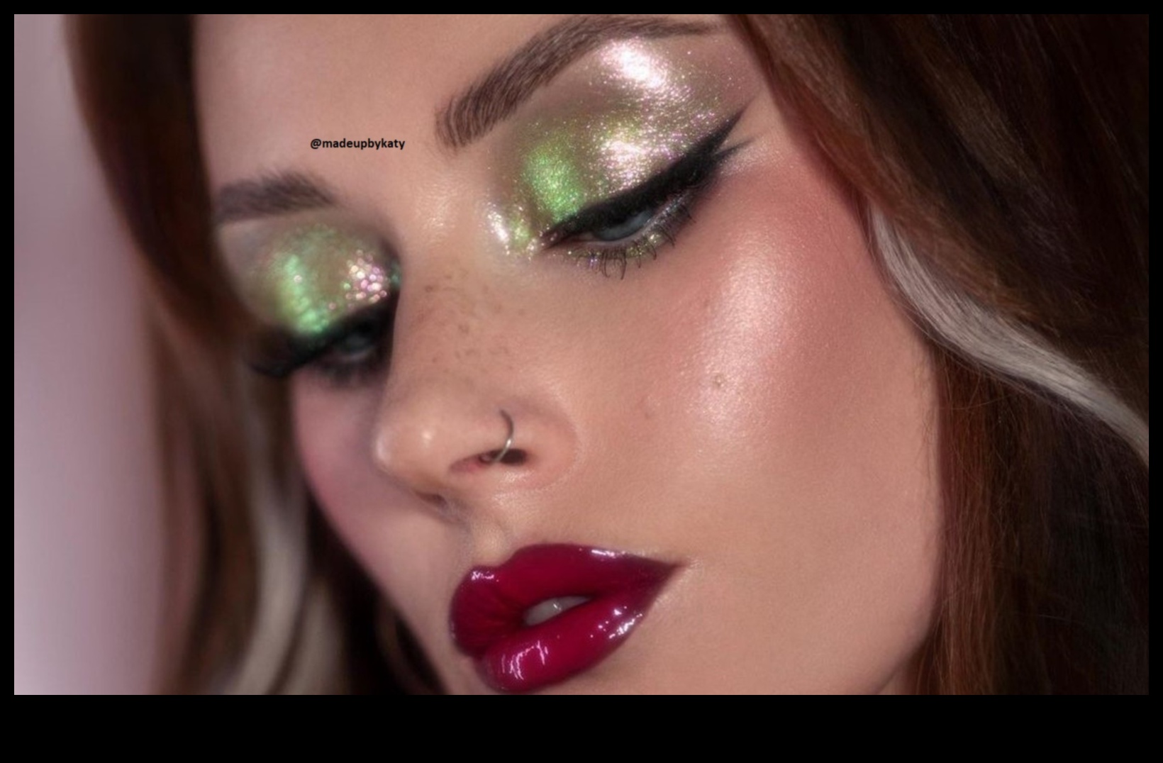 أعجوبة معدنية: دمج ظلال العيون المعدنية في مظهرك