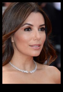 أعجوبة معدنية: دمج ظلال العيون المعدنية في مظهرك