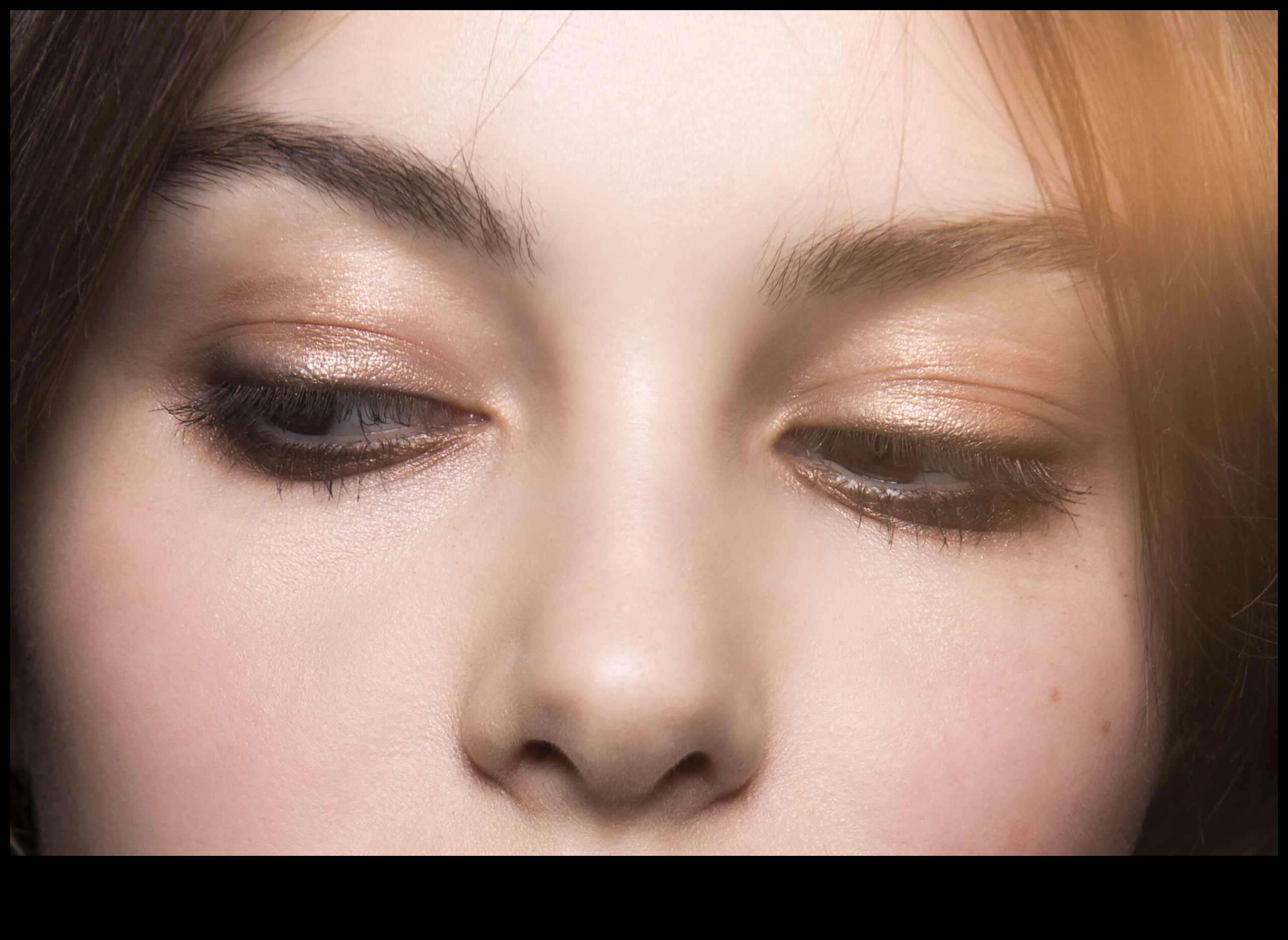 من المكتب إلى العشاء: تحويل مظهر مكياجك الطبيعي إلى مظهر مسائي ساحر